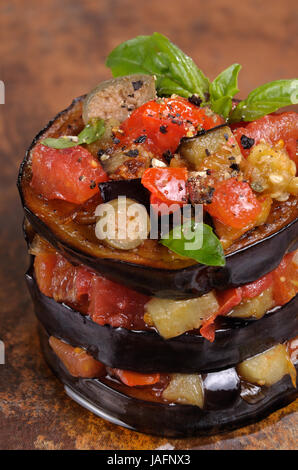 Pli hors-d'une pile aubergines frites avec tomates, câpres, épices aromatisées Banque D'Images