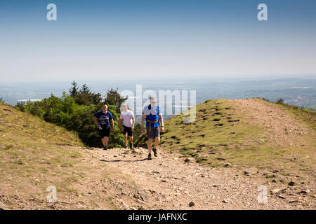 Royaume-uni, Angleterre, Shropshire, le Wrekin, trois jeunes hommes visiteurs passant à travers le ciel à l'âge de fer de la porte d'entrée du Fort Banque D'Images