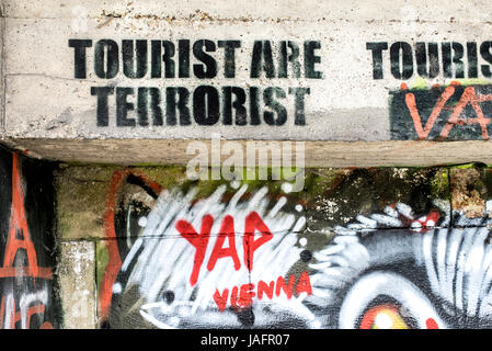 Terroristes sont touristiques graffiti sur mur, Vienne, Autriche, Europe Banque D'Images