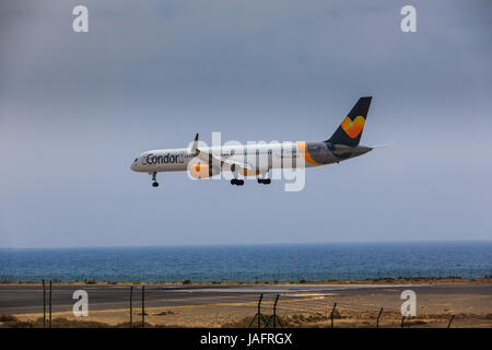 ARECIFE, ESPAGNE - avril 16, 2017 : Boeing 757-300 de Condor avec l'enregistrement G-JMOF à l'atterrissage à l'aéroport de Lanzarote Banque D'Images