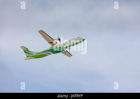 ARECIFE, ESPAGNE - avril 16, 2017 : ATR 72 de Binter avec l'enregistrement CE-MPI décoller à l'aéroport de Lanzarote Banque D'Images