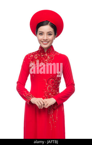 Charmante épouse vietnamienne en ao Dai rouge robe traditionnelle avec chapeau. Banque D'Images