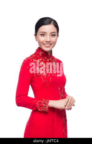 Charmante femme vietnamienne en ao Dai costume traditionnel isolé sur blanc. Banque D'Images