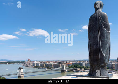 Vue du Danube de Buda, le Pont des Chaînes et le parlement hongrois, grande figure sculptée à l'avant-plan, Budapest, Hongrie Banque D'Images