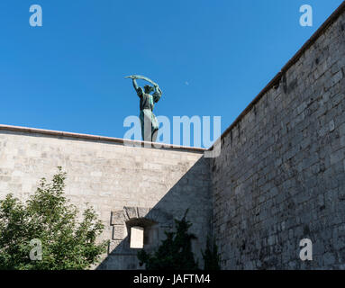 Voir d'Szabadsag-Szobor un monument à la libération et de la victoire sur les Allemands par l'Armée Rouge en 1945, Budapest, Hongrie Banque D'Images