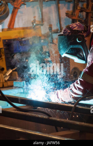 Employé d'usine de soudage dans une usine de fabrication. Banque D'Images