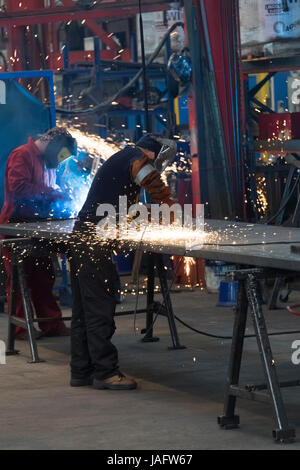 Travailleurs dans une usine travaillant avec le métal dans l'atelier. Banque D'Images