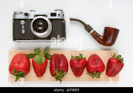 Maquette de l'art avec ancien appareil photo, rouge fraise et la pipe. Vue d'en haut. Place pour le texte Banque D'Images