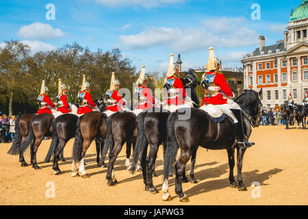 La Garde Royale en uniforme rouge sur les chevaux, les Sauveteurs, Household Cavalry régiment monté, Horse Guards Parade Banque D'Images