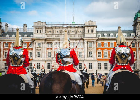 La Garde Royale en uniforme rouge sur les chevaux, les Sauveteurs, Household Cavalry régiment monté, Horse Guards Parade Banque D'Images