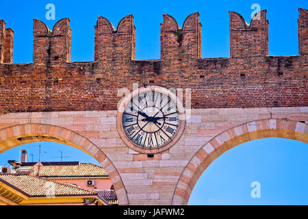 Les murs de la ville de Vérone vue détaillée, monument en destination touristique en Vénétie (Italie) Banque D'Images