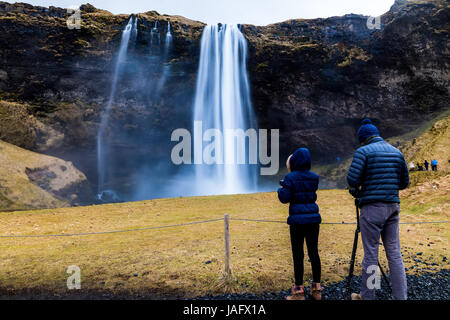 Célèbre Seljalandsfoss est l'une des plus belles cascades de l'Islande. Il est situé sur le Sud de l'île. L'exposition longue Banque D'Images