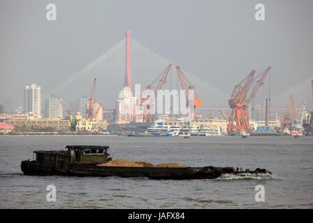 Barge sur le fleuve Huangpu à Shanghai, Chine Banque D'Images