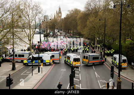EDL / Angleterre premier rallye avec contre démo par l'unir contre le fascisme mouvement dans le centre de Londres. Escorté de la police les démos pour maintenir la loi et l'ordre. Banque D'Images