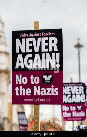 EDL / Angleterre premier rallye avec contre démo par l'unir contre le fascisme mouvement dans le centre de Londres. Escorté de la police les démos pour maintenir la loi et l'ordre. Banque D'Images