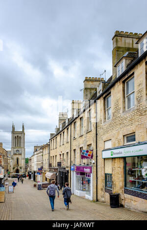 Rue quincaillerie, une zone commerçante piétonne à Stamford, principalement une ville de pierre, dans le Lincolnshire, en Angleterre. Banque D'Images