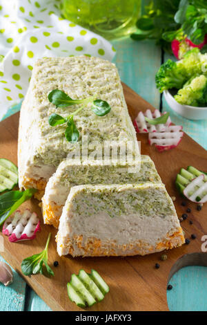 Gateau De Viande Avec De La Viande Hachee Le Brocoli Et Les Carottes Sur Une Cuisine Table En Bois Avec Des Legumes Frais Le Concept D Une Saine Alimentation Photo Stock Alamy