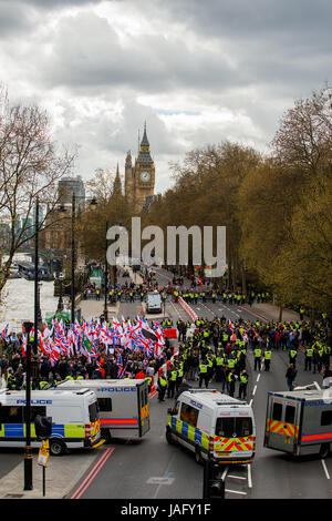 EDL / Angleterre premier rallye avec contre démo par l'unir contre le fascisme mouvement dans le centre de Londres. Escorté de la police les démos pour maintenir la loi et l'ordre. Banque D'Images