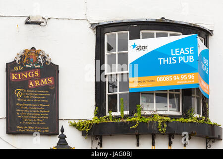 Louez ce panneau de pub au pub Kings Arms à Weymouth, Dorset, Royaume-Uni, en juin Banque D'Images