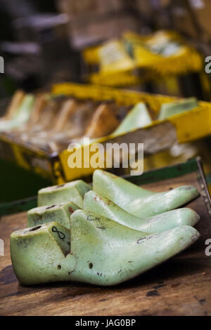 Close up of wooden shoe formulaires dans un atelier de cordonnier. Banque D'Images