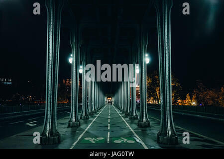 Paris, France - le 9 avril 2014. Voies cyclables vide sous le pont de Bir-Hakeimin pont de Paris. Banque D'Images