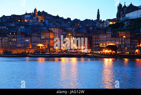 Porto, Portugal - 2 mai, 2017 : Ribeira (vieille ville) de Porto la nuit, vu de l'autre côté de la rivière Banque D'Images