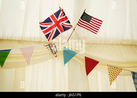 Décoration de banderoles et drapeau anglais et américains dans un chapiteau de mariage. Banque D'Images