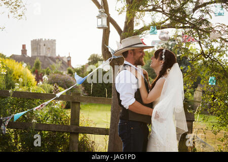 Couple, une femme et un homme debout par un stile, serrant et le regard sur l'autre. Banque D'Images