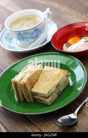 Kaya toast jam sandwich avec une tasse de café blanc, petit déjeuner de Malaisie Singapour Banque D'Images