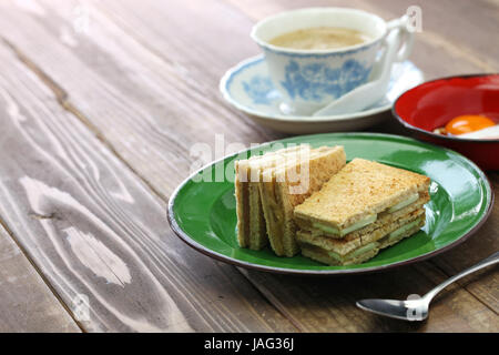 Kaya toast jam sandwich avec une tasse de café blanc, petit déjeuner de Malaisie Singapour Banque D'Images