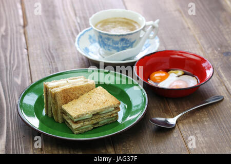 Kaya toast jam sandwich avec une tasse de café blanc, petit déjeuner de Malaisie Singapour Banque D'Images
