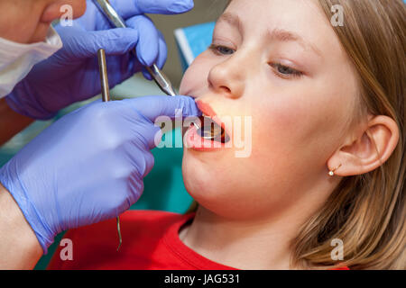 Stomatologie vérifie les dents jusqu'à un enfant, fille sur une réception en stomatologie Banque D'Images