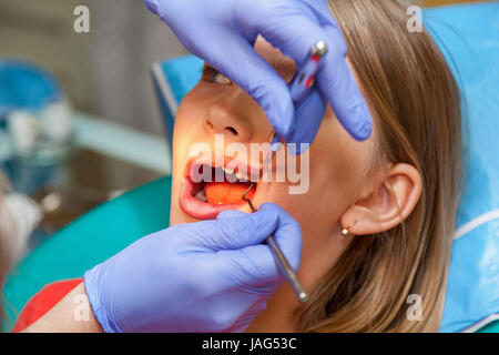 Stomatologie vérifie les dents jusqu'à un enfant, fille sur une réception en stomatologie Banque D'Images