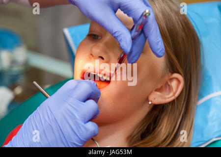 Stomatologie vérifie les dents jusqu'à un enfant, fille sur une réception en stomatologie Banque D'Images