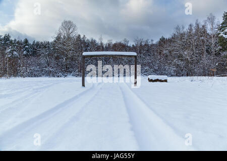 Les voies des roues de la machine à neige, paysage d'hiver sur une clairière Banque D'Images
