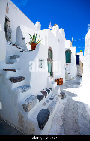 Voisinage étroit à l'ancien village traditionnel d'Emporio, Santorin, Grèce. Banque D'Images