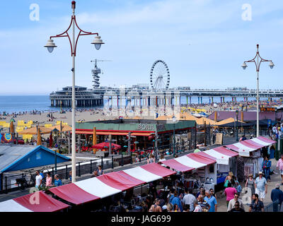 Vue depuis le boulevard de la jetée avec grande roue, La Haye, Pays-Bas Banque D'Images