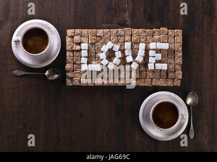 Mot amour faite de sucre brun et blanc et tasses de café Banque D'Images