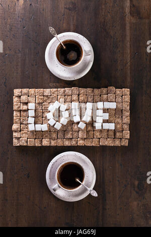 Mot amour faite de sucre brun et blanc et tasses de café Banque D'Images