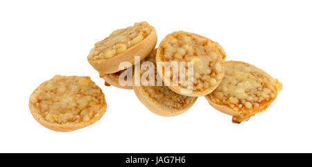 Un groupe de mini-bagels au fromage avec une autre séparée, isolée sur un fond blanc. Banque D'Images