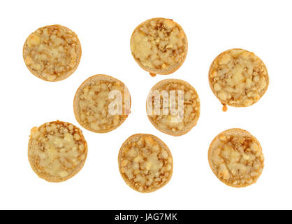 Vue de dessus d'un groupe de mini-bagels au fromage isolé sur un fond blanc. Banque D'Images