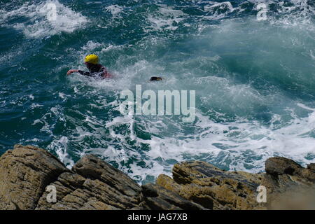 Porth Dafarch Coasteering, Banque D'Images