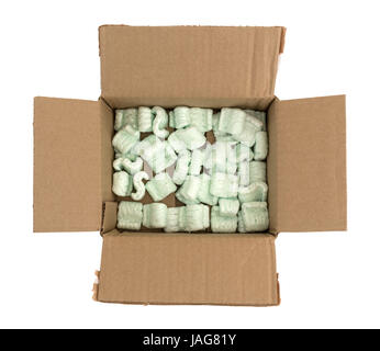 Vue de dessus d'une boîte en carton ouvert avec les arachides d'emballage vert dans le fond isolé sur un fond blanc. Banque D'Images