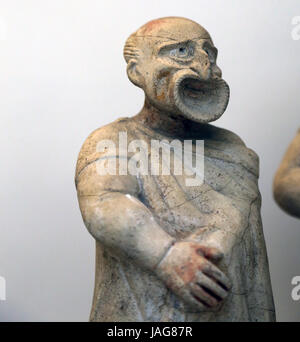 La figure de l'acteur comique en terre cuite. Étrusque. 2e 100. BC. Canino, Italie. Acteur portant masque d'une esclave chauve avec un sac à main dans sa main. La M Banque D'Images