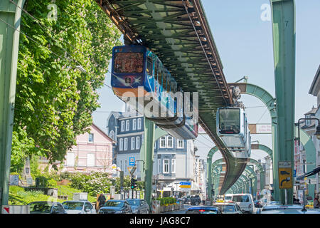 Deutschland, Nordrhein-Westfalen, Wuppertal-Vohwinkel, Schwebebahn, alte und neue Garnitur (156, 2016), Banque D'Images