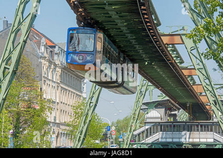 Deutschland, Nordrhein-Westfalen, Wuppertal-Elberfeld, Schwebebahn über der Wupper beim Landgericht Banque D'Images