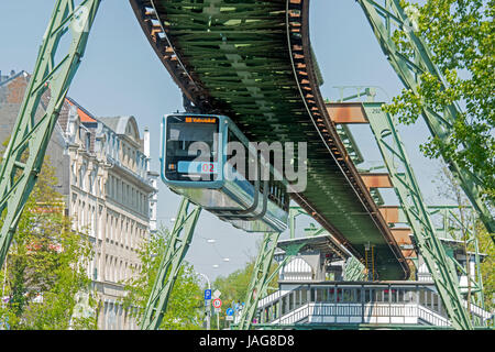Deutschland, Nordrhein-Westfalen, Wuppertal-Elberfeld, Neue Garnitur (seit 2016) Der Schwebebahn über der Wupper beim Landgericht Banque D'Images