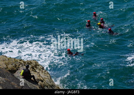 Porth Dafarch Coasteering, Banque D'Images