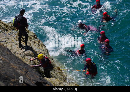 Porth Dafarch Coasteering, Banque D'Images