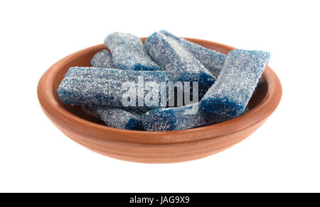 Gomme bleu bonbons aigre-doux dans un bol isolé sur un fond blanc. Banque D'Images